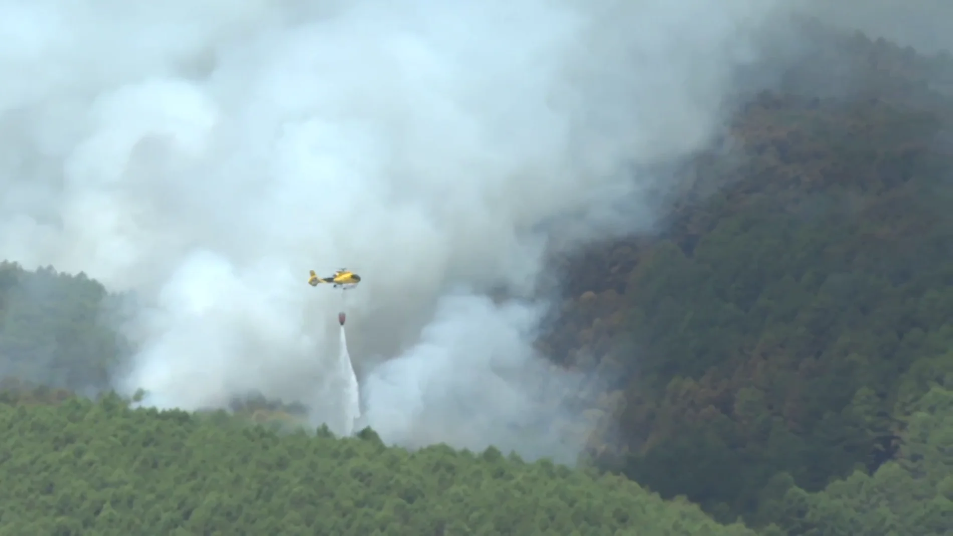 Helicópteros realizando labores de extinción sobre el incendio de Ávila