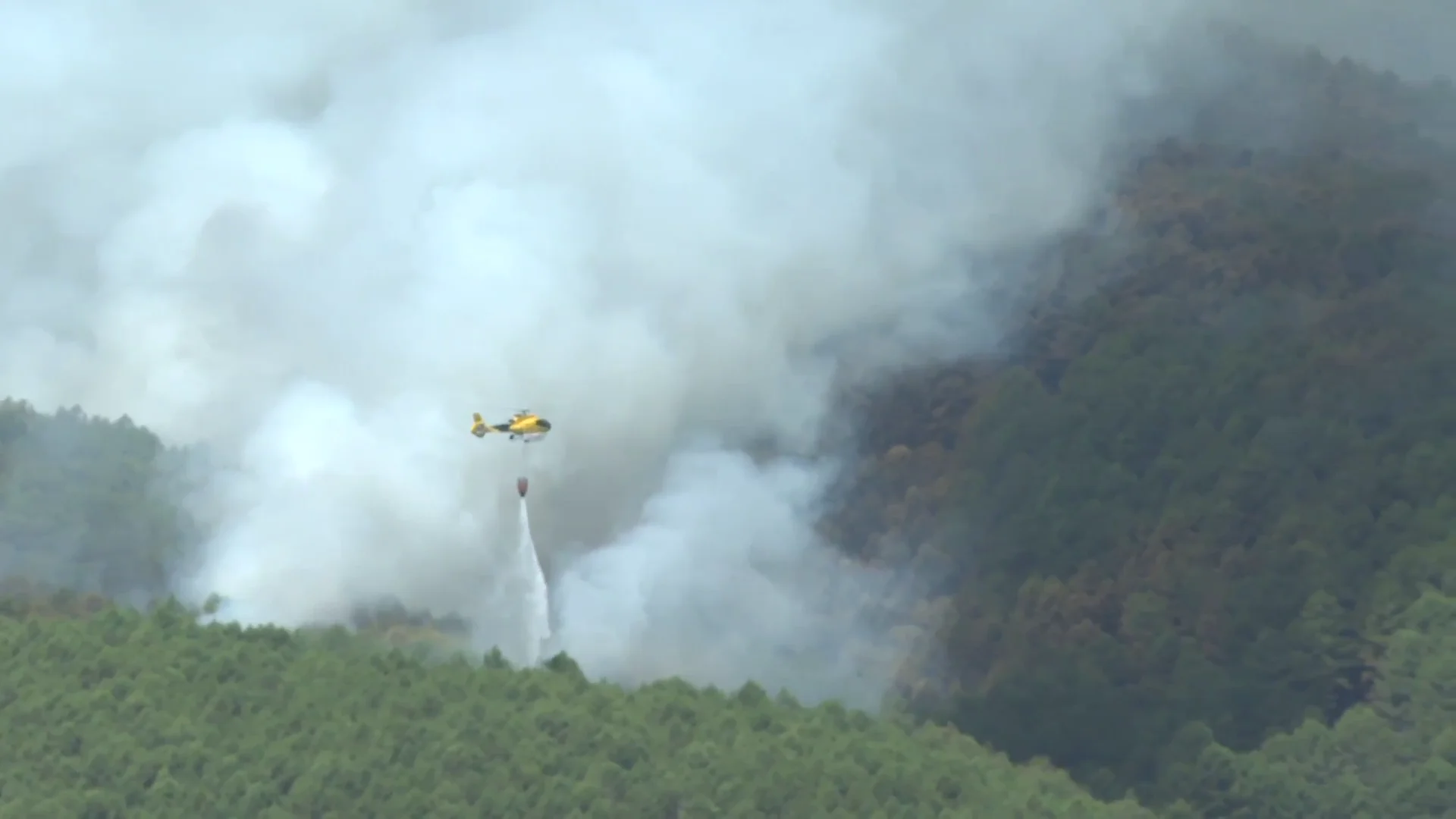 Helicópteros realizando labores de extinción sobre el incendio de Ávila Ávila