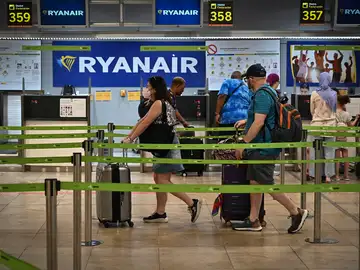 Pasajeros hacia los mostradores de Ryanair