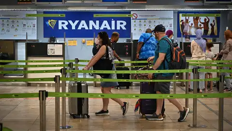 Pasajeros hacia los mostradores de Ryanair Pasajeros hacia los mostradores de Ryanair