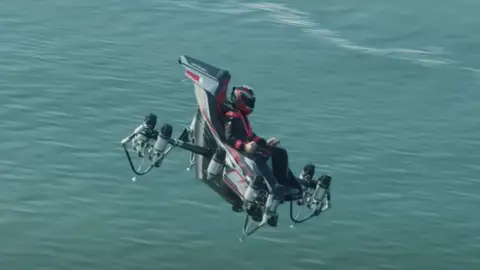 Así es el 'coche volador' creado por Franky Zapata Así es el 'coche volador' creado por Franky Zapata