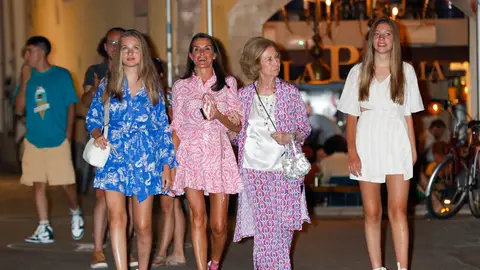 La reina Letizia, la princesa Leonor, la infanta Sofía y su abuela, doña Sofía La reina Letizia, la princesa Leonor, la infanta Sofía y su abuela, doña Sofía