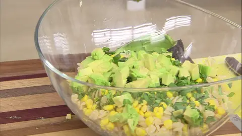 Incorpora el aguacate y los tomates Incorpora el aguacate y los tomates