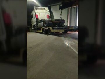 Un camión se queda encajado en una calle de Videmala, en Zamora