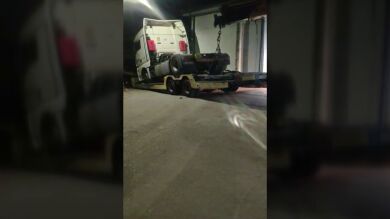 Un camión se queda encajado en una calle de Videmala, en Zamora