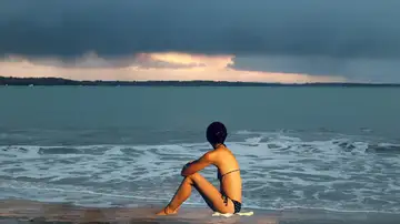 Una mujer contempla el mar Una mujer contempla el mar