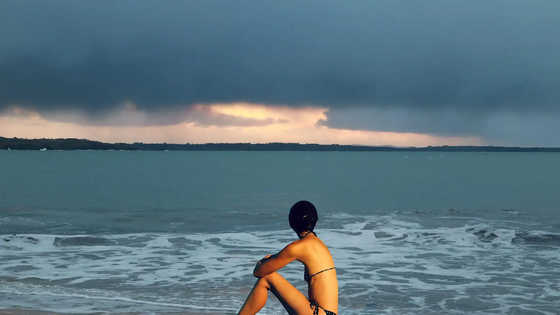 Una mujer contempla el mar