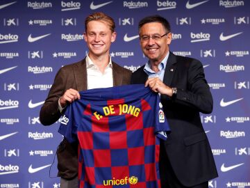 El expresidente del Bar&ccedil;a, Josep Maria Bartomeu, junto a Frenkie De Jong