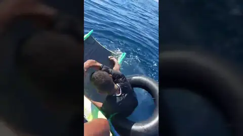 Momento en el que los servicios de socorristas rescatan al inmigrante Estrecho