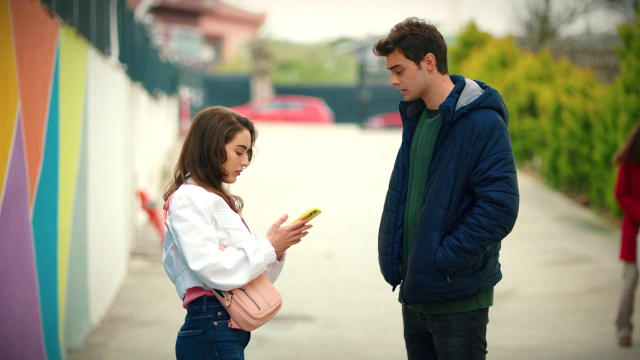 Ömer y Ayşe vuelven a encontrarse: ¿Se convertirán en la próxima pareja del colegio Ataman? Ömer y Ayşe vuelven a encontrarse: ¿Se convertirán en la próxima pareja del colegio Ataman?
