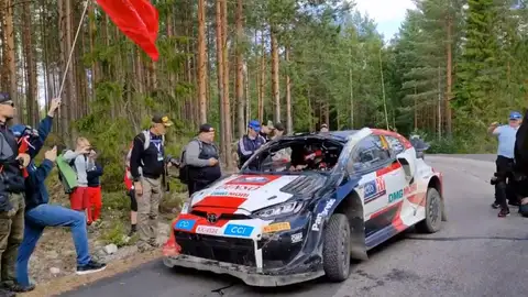 La imagen del coche sin parabrisas tras el vuelco La imagen del coche sin parabrisas tras el vuelco