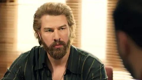 Fikret descubre que Müjgan se va de Çukurova para siempre: ¿Logrará detenerla? Fikret descubre que Müjgan se va de Çukurova para siempre: ¿Logrará detenerla?