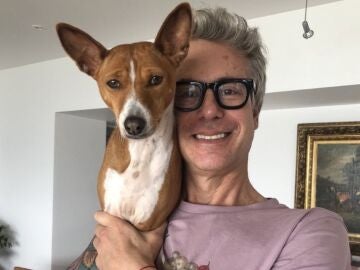 El actor y músico Diego Berti junto a su perro