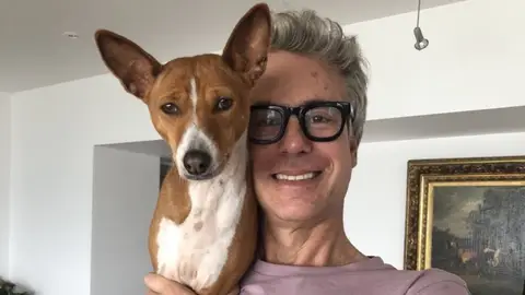 El actor y músico Diego Berti junto a su perro El actor y músico Diego Berti junto a su perro