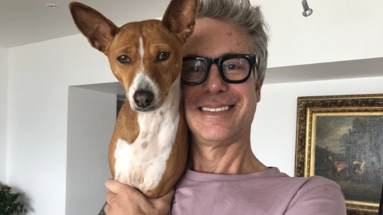 El actor y m&uacute;sico Diego Berti junto a su perro