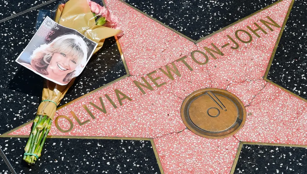 Muestras de cariño a Olivia Newton-John en su estrella del paseo de la fama de Hollwywood