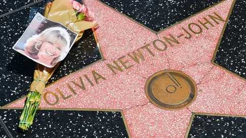 Muestras de cariño a Olivia Newton-John en su estrella del paseo de la fama de Hollwywood Muestras de cariño a Olivia Newton-John en su estrella del paseo de la fama de Hollwywood