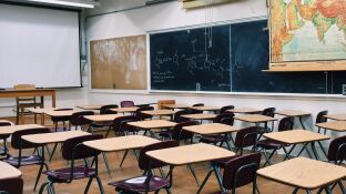 Aula de escuela vac&iacute;a.