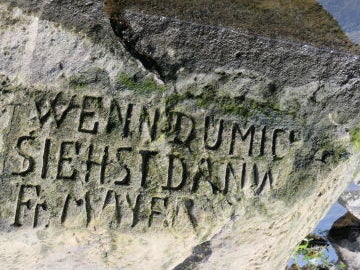  Inscripción en la piedra del hambre de Děčín (en alemán: Tetschen), República checa: «Wenn du mich siehst, dann weine» («Si me ves, llora»).