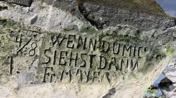  Inscripción en la piedra del hambre de Děčín (en alemán: Tetschen), República checa: «Wenn du mich siehst, dann weine» («Si me ves, llora»).