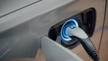Un coche eléctrico siendo cargado Un coche eléctrico siendo cargado