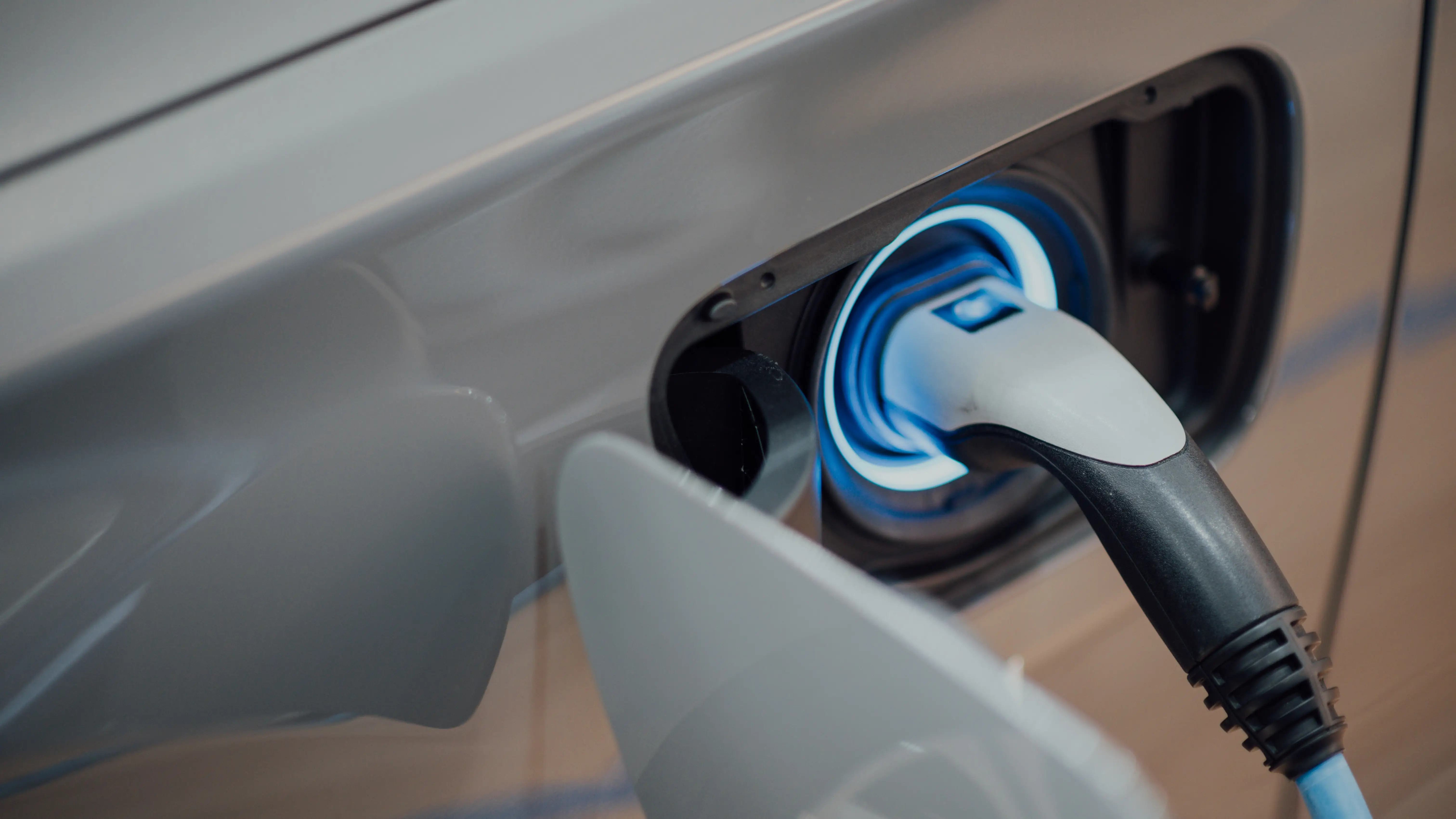 Un coche eléctrico siendo cargado Un coche eléctrico siendo cargado