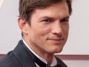El actor Ashton Kutcher posa sonriente en una foto