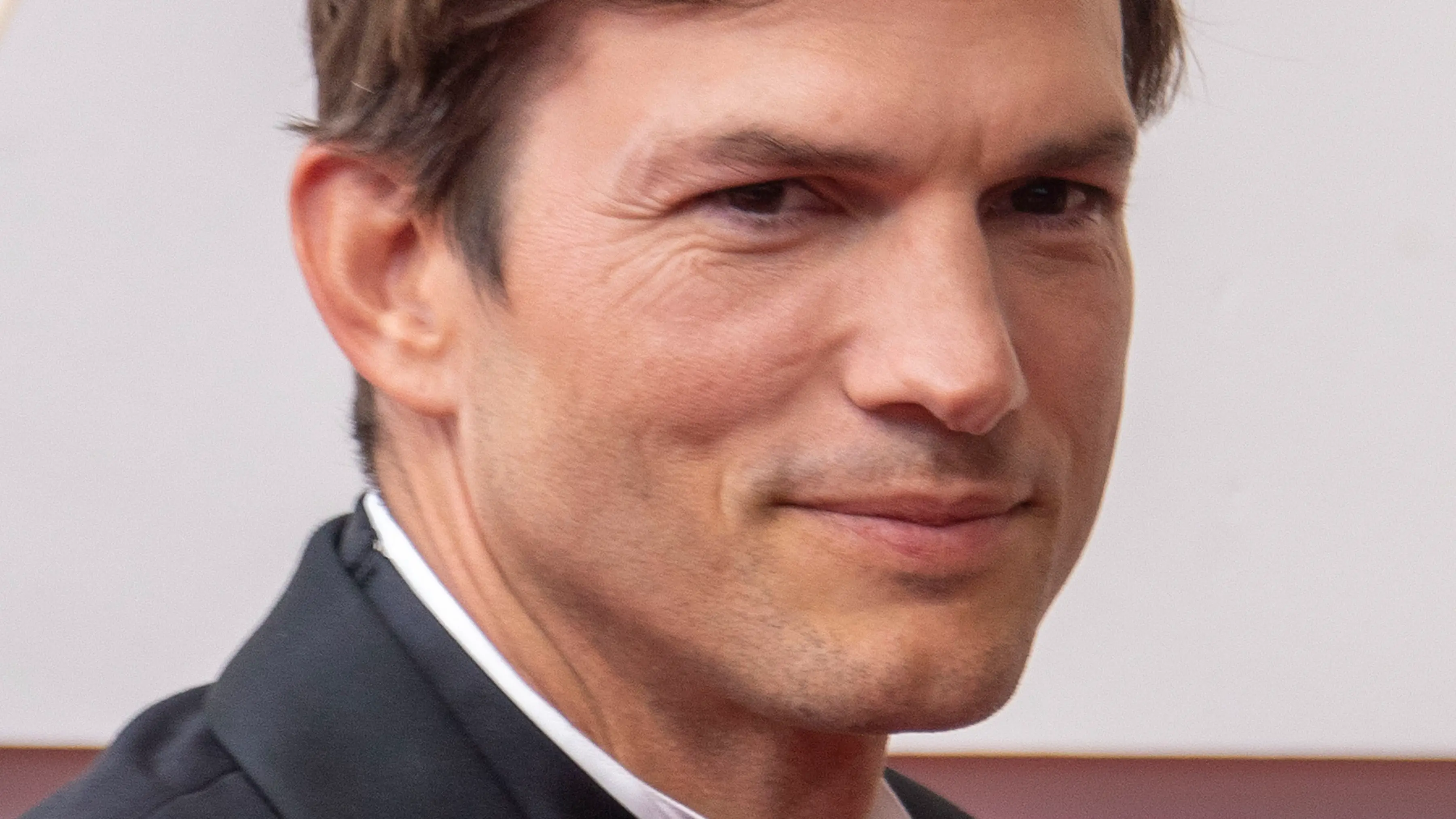 El actor Ashton Kutcher posa sonriente en una foto El actor Ashton Kutcher posa sonriente en una foto