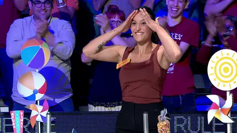 ¡Ni en sus sueños! Andrea gana el bote de 2.650 euros gracias a la mala puntería de Salvattore ¡Ni en sus sueños! Andrea gana el bote de 2.650 euros gracias a la mala puntería de Salvattore