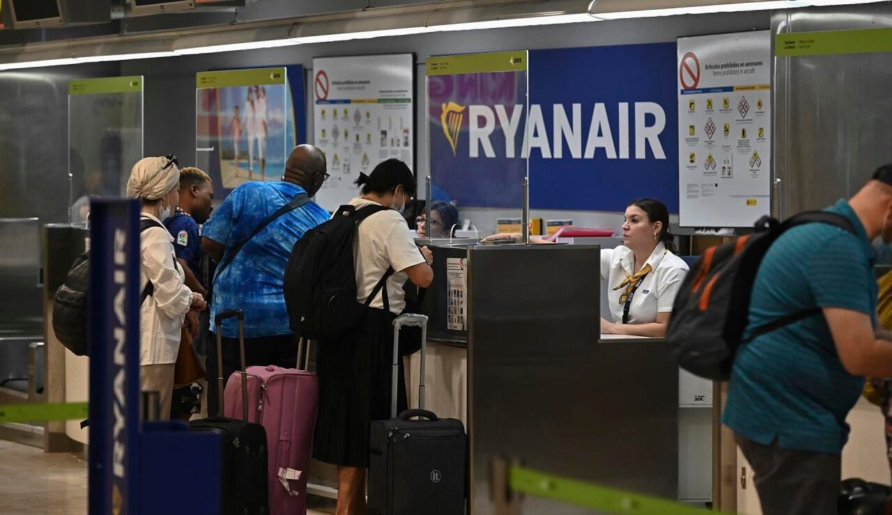 pasajeros facturan sus maletas en los mostradores de Ryanair