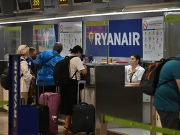 pasajeros facturan sus maletas en los mostradores de Ryanair pasajeros facturan sus maletas en los mostradores de Ryanair