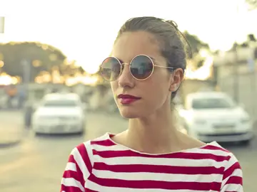 Una joven con gafas de sol. Una joven con gafas de sol.
