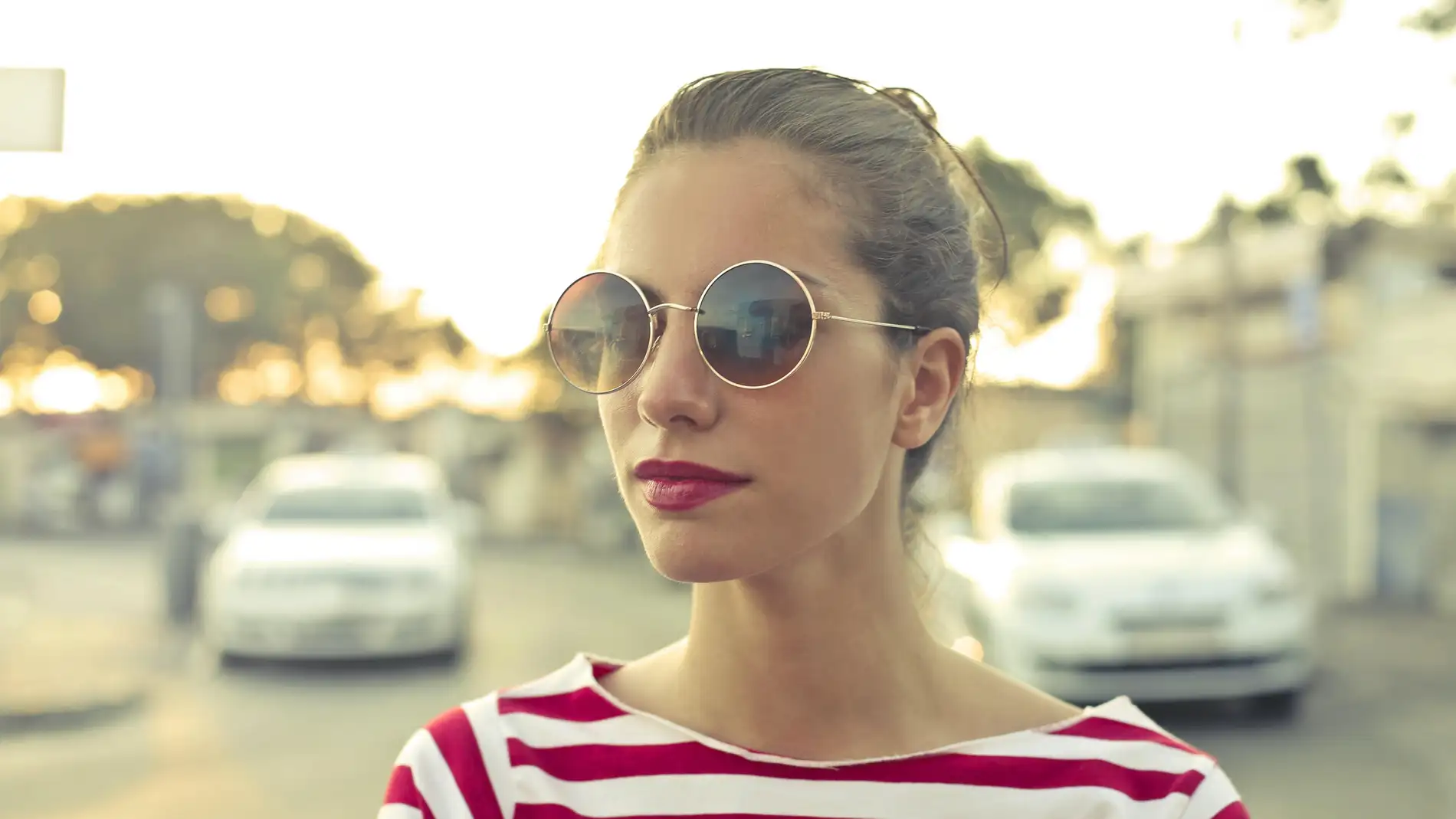 Una joven con gafas de sol.