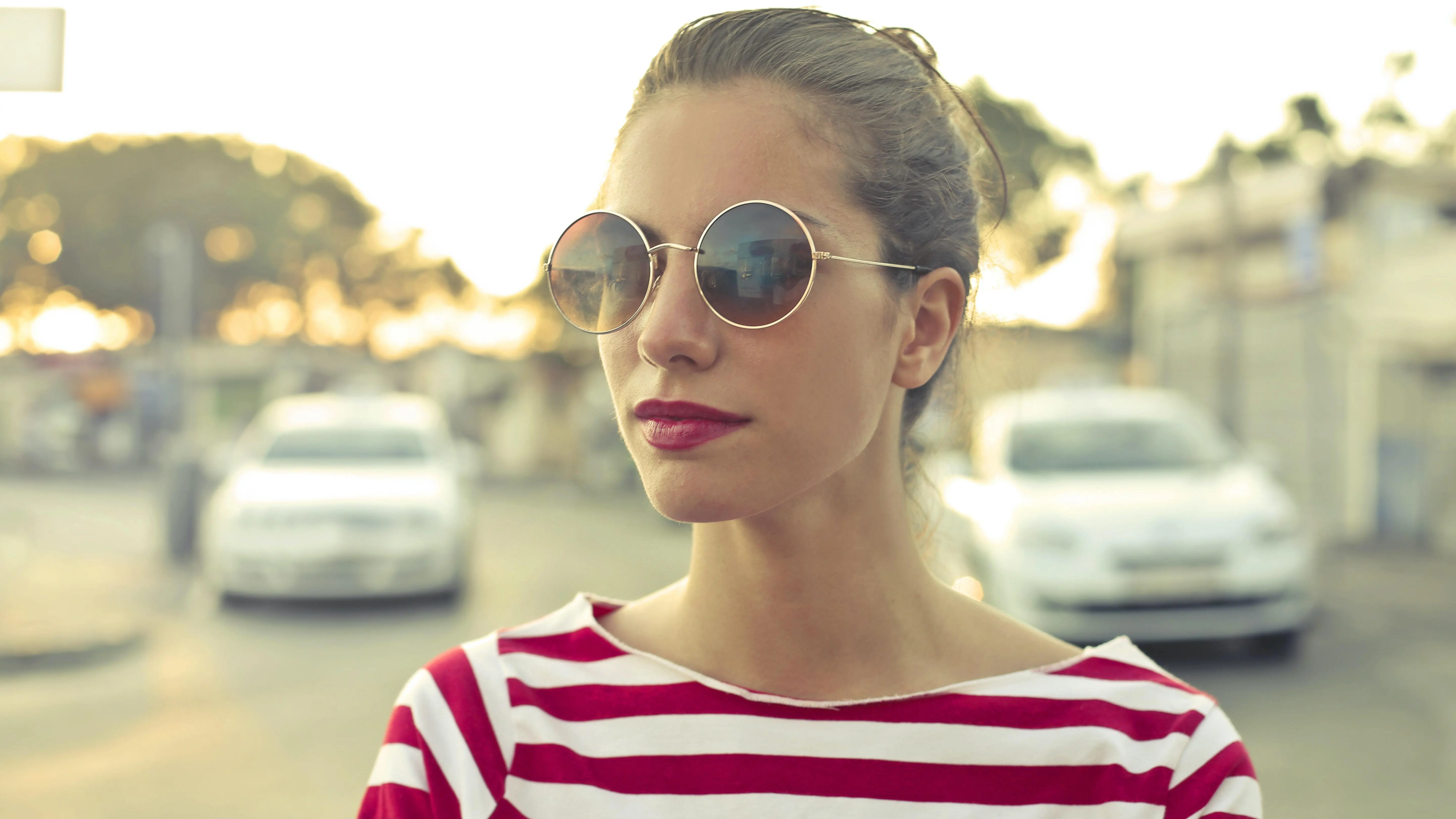 Una joven con gafas de sol.