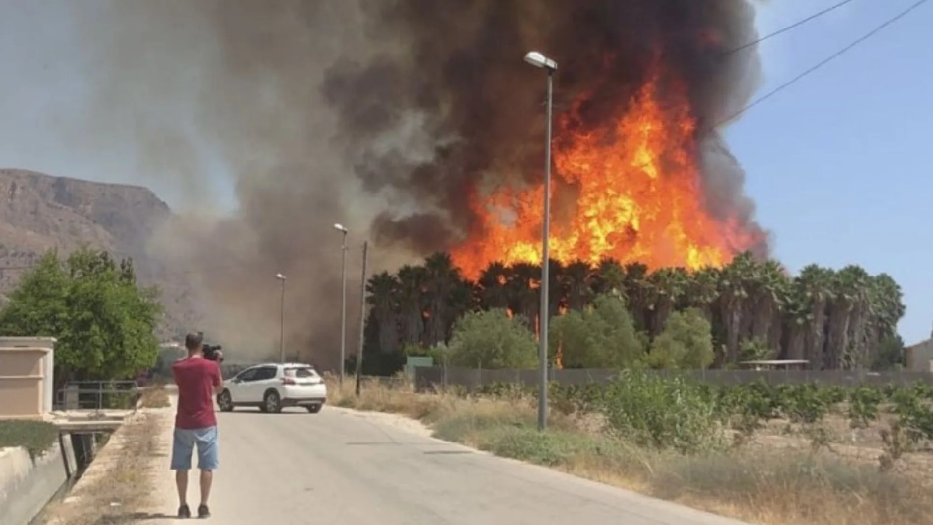 Espectacular incendio en Orihuela, Alicante