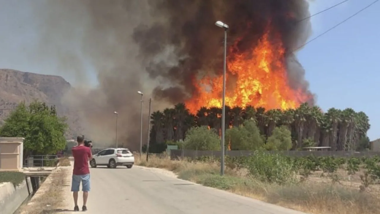 Espectacular incendio en Orihuela, Alicante Espectacular incendio en Orihuela, Alicante