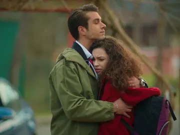 Doruk le pide a Asiye que no se vaya y le confiesa lo que siente por ella: “Nos merecemos una oportunidad” Doruk le pide a Asiye que no se vaya y le confiesa lo que siente por ella: “Nos merecemos una oportunidad”