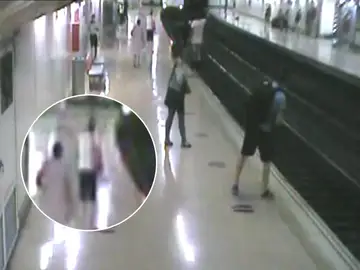El heroico rescate de un hombre que cayó al Metro en Madrid, salvado gracias a un policía