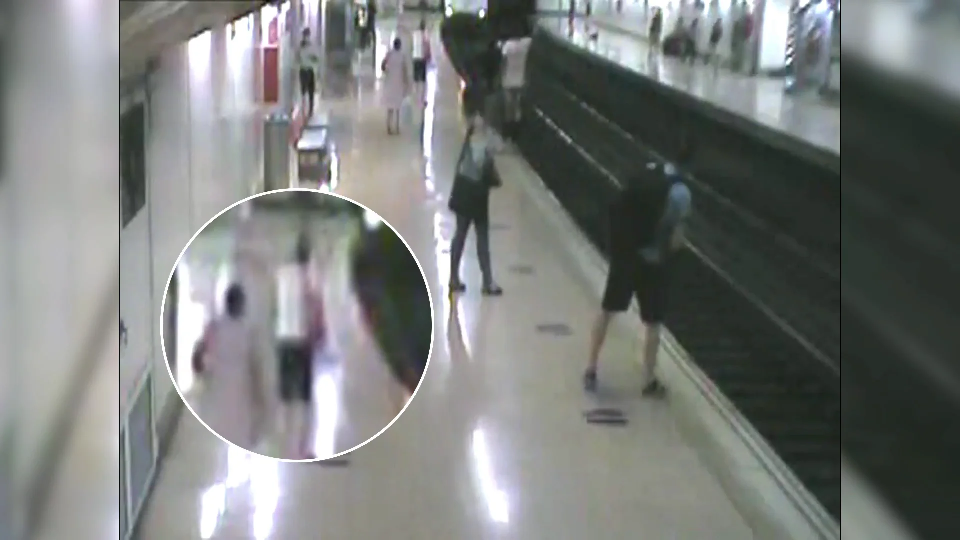 El heroico rescate de un hombre que cayó al Metro en Madrid, salvado gracias a un policía El heroico rescate de un hombre que cayó al Metro en Madrid, salvado gracias a un policía