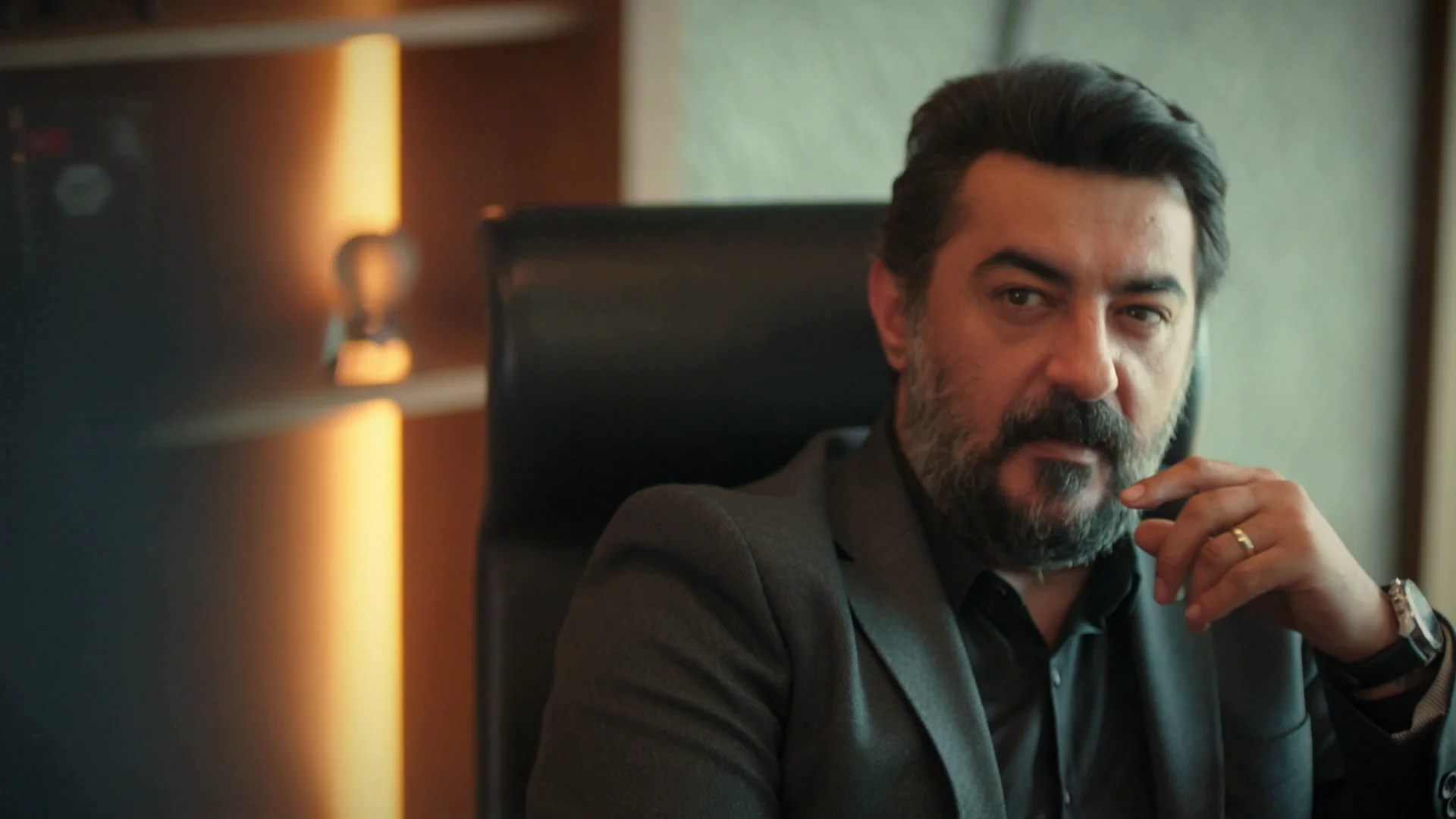 Ömer retira la denuncia contra Berk a cambio del dinero de Akif
