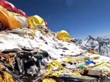 Imagen del campamento base del K2 lleno de basura Imagen del campamento base del K2 lleno de basura