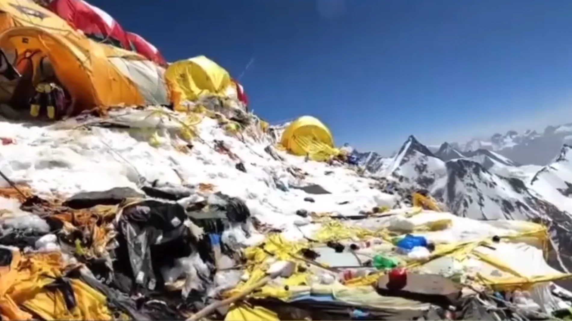 Imagen del campamento base del K2 lleno de basura