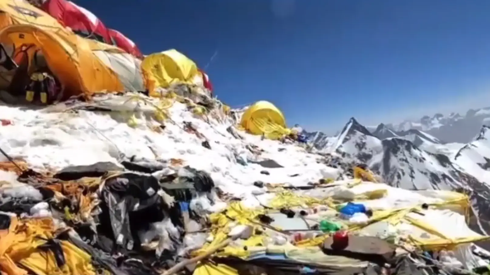 Imagen del campamento base del K2 lleno de basura Imagen del campamento base del K2 lleno de basura