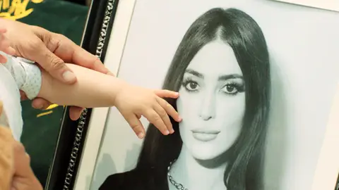 En el próximo capítulo de ‘Tierra Amarga’: Todos en Çukurova se reúnen para dar un último adiós a Müjgan En el próximo capítulo de ‘Tierra Amarga’: Todos en Çukurova se reúnen para dar un último adiós a Müjgan