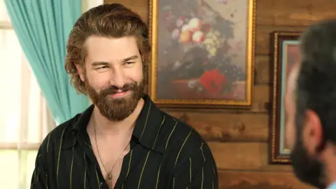 Fikret, dispuesto a todo para recuperar a Müjgan: ¡Quiere pedirle matrimonio! Fikret, dispuesto a todo para recuperar a Müjgan: ¡Quiere pedirle matrimonio!