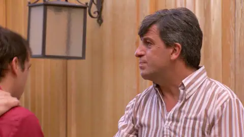 Ismael se rompe al presenciar cómo la policía detiene a su hijo Diego Ismael se rompe al presenciar cómo la policía detiene a su hijo Diego