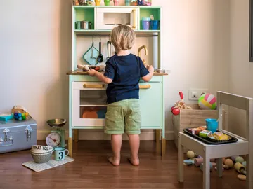 Un niño juega en su habitación. Un niño juega en su habitación.