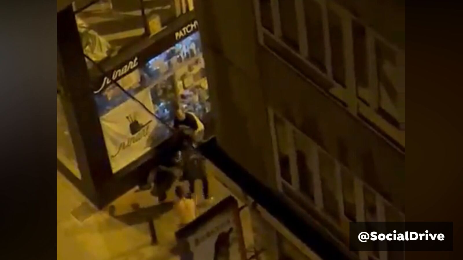 El vídeo de la brutal agresión a un hombre en Ponferrada para robarle el móvil