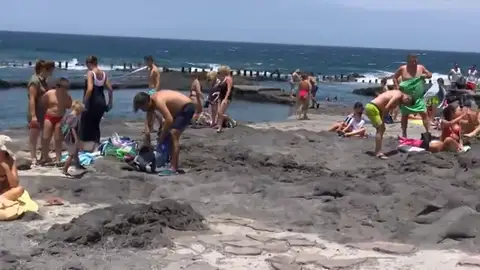 Un chapuzón veraniego entre tubos volcánicos Un chapuzón veraniego entre tubos volcánicos