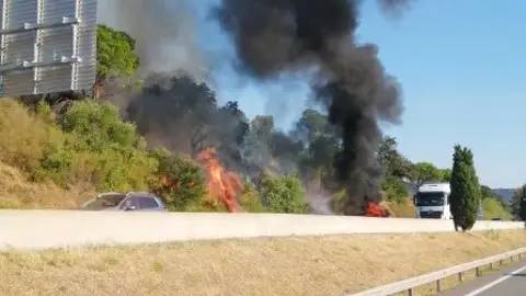 Incendio en la AP-7 a la altura de la Jonquera Incendio en la AP-7 a la altura de la Jonquera